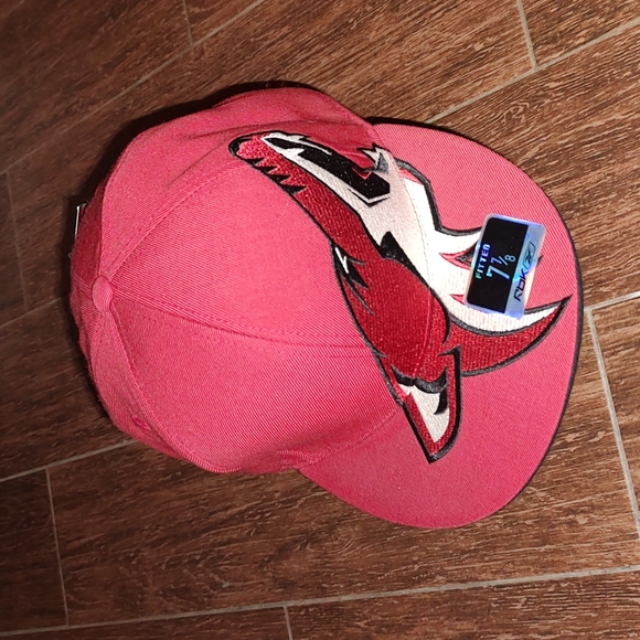 NHL Reebok Red White Coyotes Hockey Center Ice Fitted Hat 7 7/8 - Picture 1 of 10